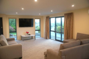 Large Group Greymouth accommodation 2 houses with 7 bedrooms 6 queens 6 single beds 5 bathrooms 5 toilets